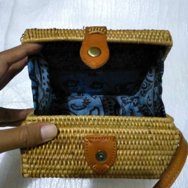 Tas Selempang Bali Tas Rotan Ata Kotak Kecil 14x14cm Kancing Klip