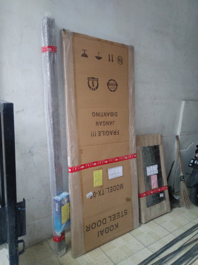 Jendela Aluminium Jungkit Minimalis Motif Kaca Es Kristal Modern Coklat