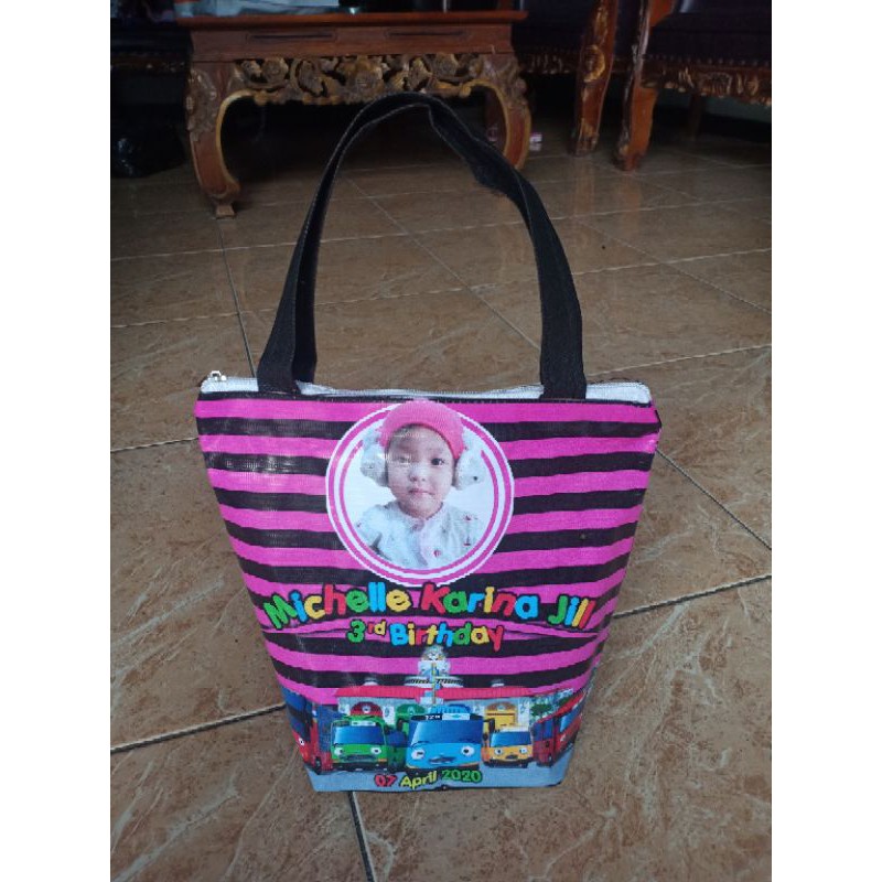 

TAS SOUVENIR ULANG TAHUN TRAPESIUM CUSTOM GAMBAR 2 SISI