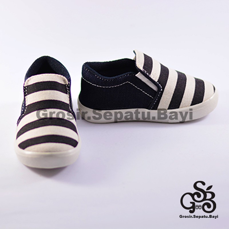 sepatu anak laki laki slip on motif garis hitam putih murah