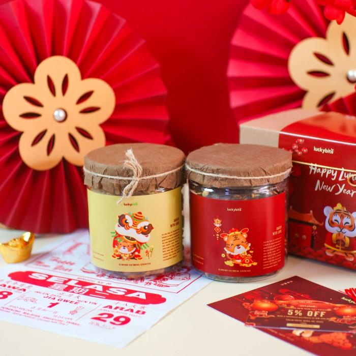 

Hampers Imlek (SET A) - Cookies 2 Jar + FREE Greeting Card + Pita