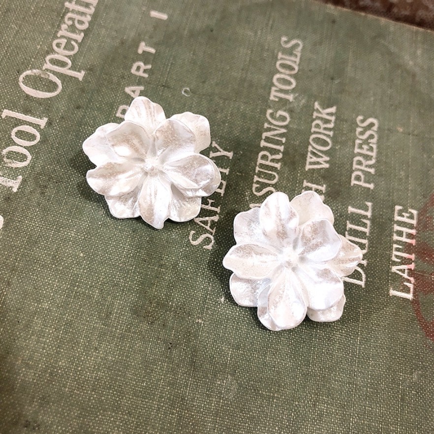 Anting Wanita Korea Elegan Bunga Putih Ungu/ Korean Elegant White Purple Flower Bloom Earrings-Bunga Putih Elegan