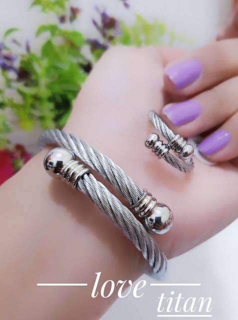 Gelang tangan dan cincin titanium ulir