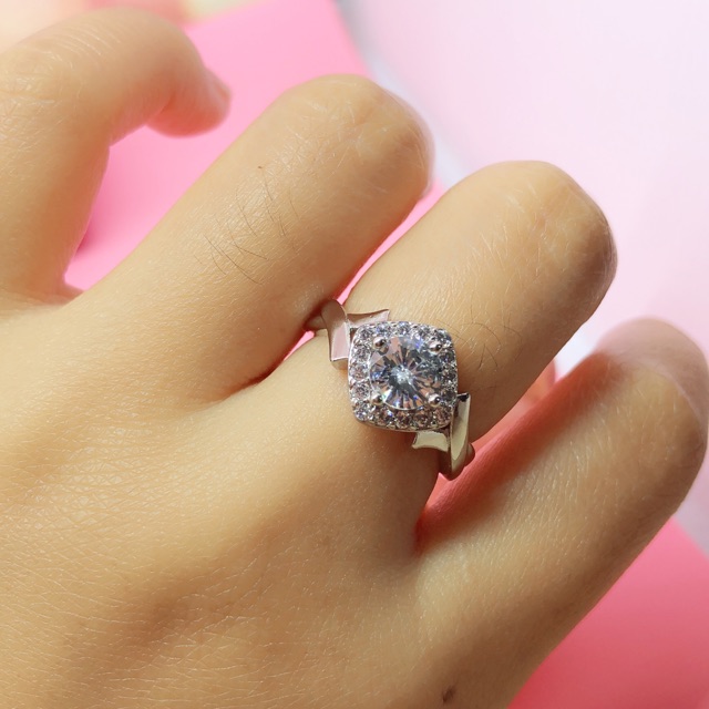 Cincin replika Berlian