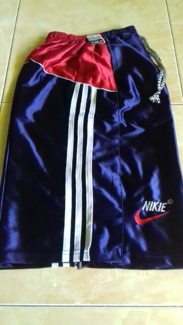 celana pendek Nike