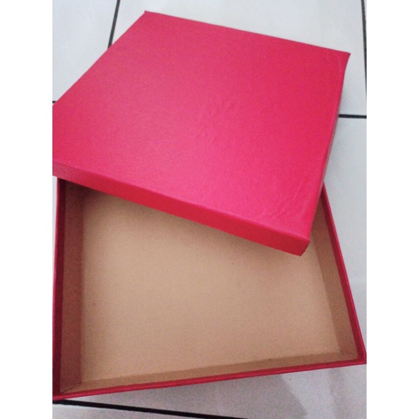 

Hardbox kotak kado box ulang tahun 22 x 22 x 5 merah imlek