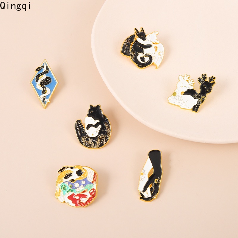 Bros Pin Enamel Desain Kartun Hewan Kucing Rusa Bulan Matahari Warna Hitam Putih Untuk Hadiah