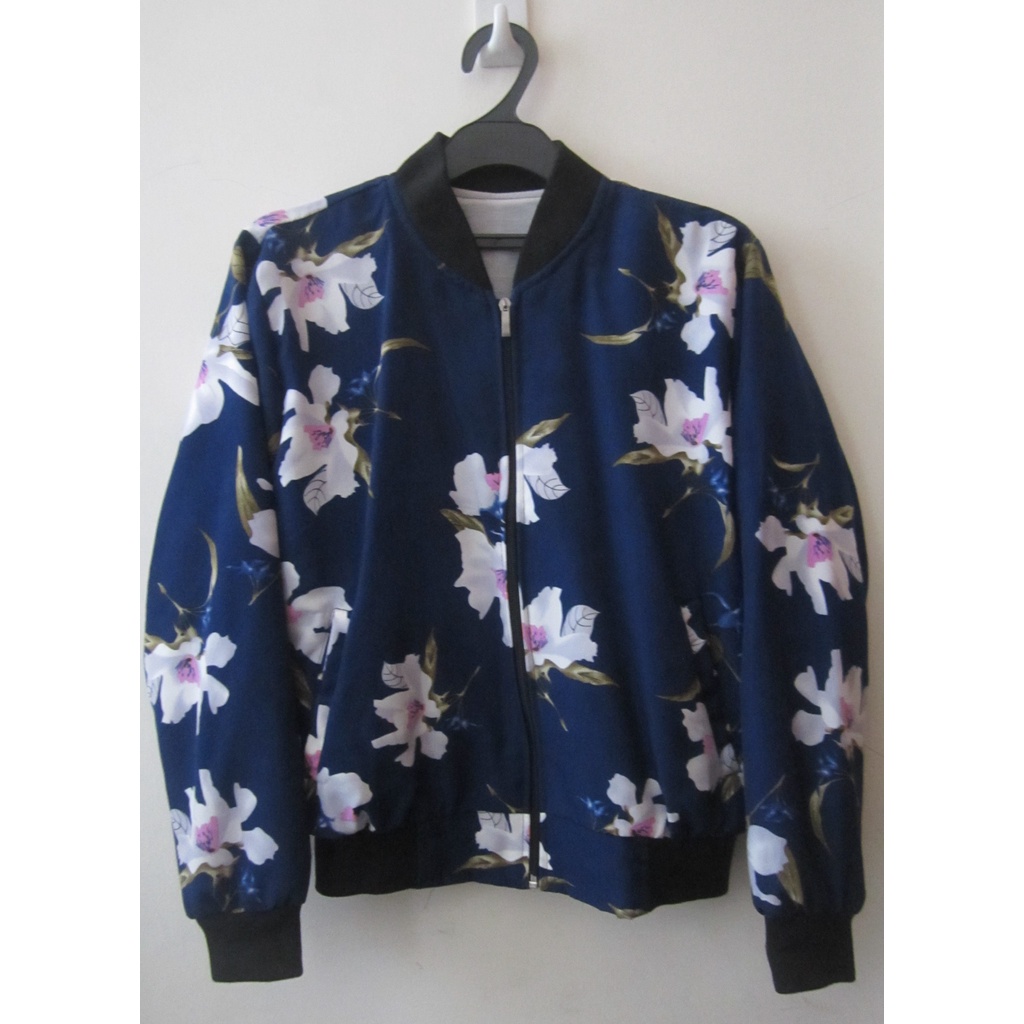 Jaket Wanita Motif Bunga-Bunga Warna Biru