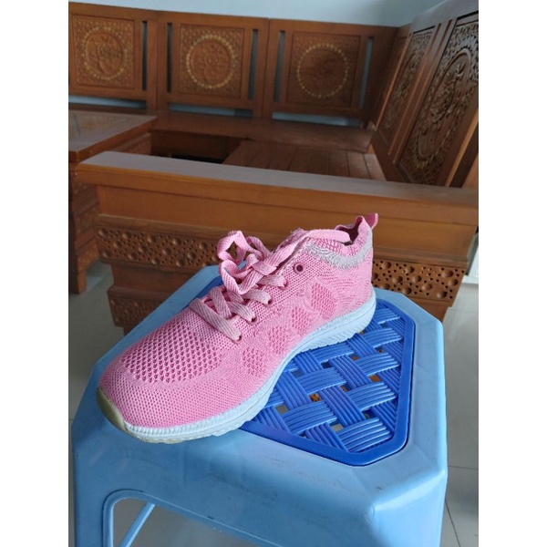 SEPATU PINK