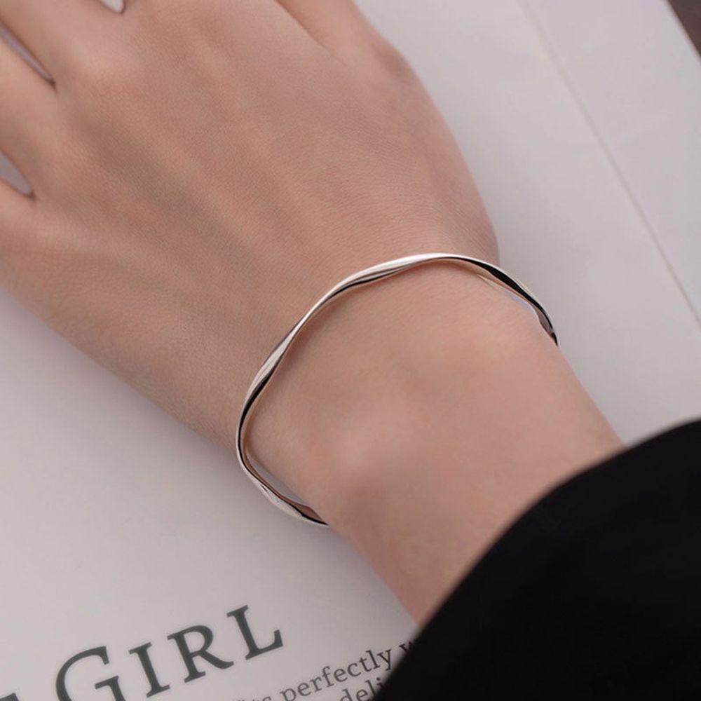 Gelang Bangles Desain Cincin Mobius Gaya Elegan Unik Untuk Wanita