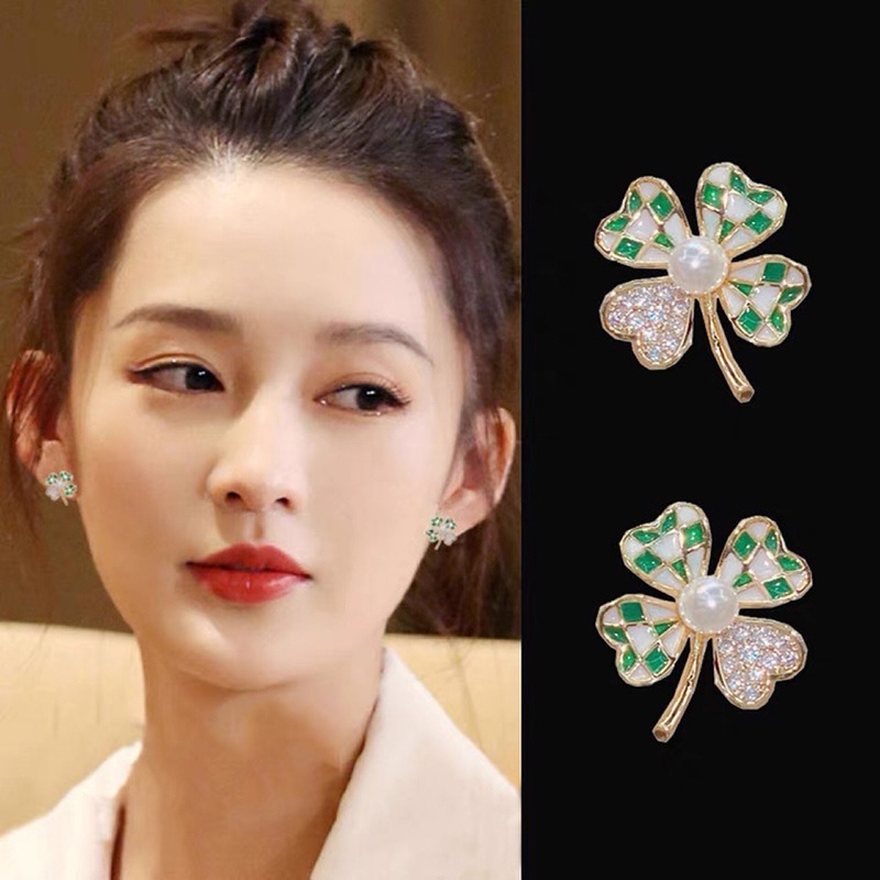 Anting Berlian Imitasi Bentuk Bunga Empat Kelopak Warna Hijau Gaya Korea