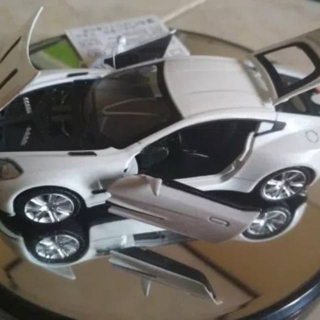 Diecast Mobil 1:32 Putih