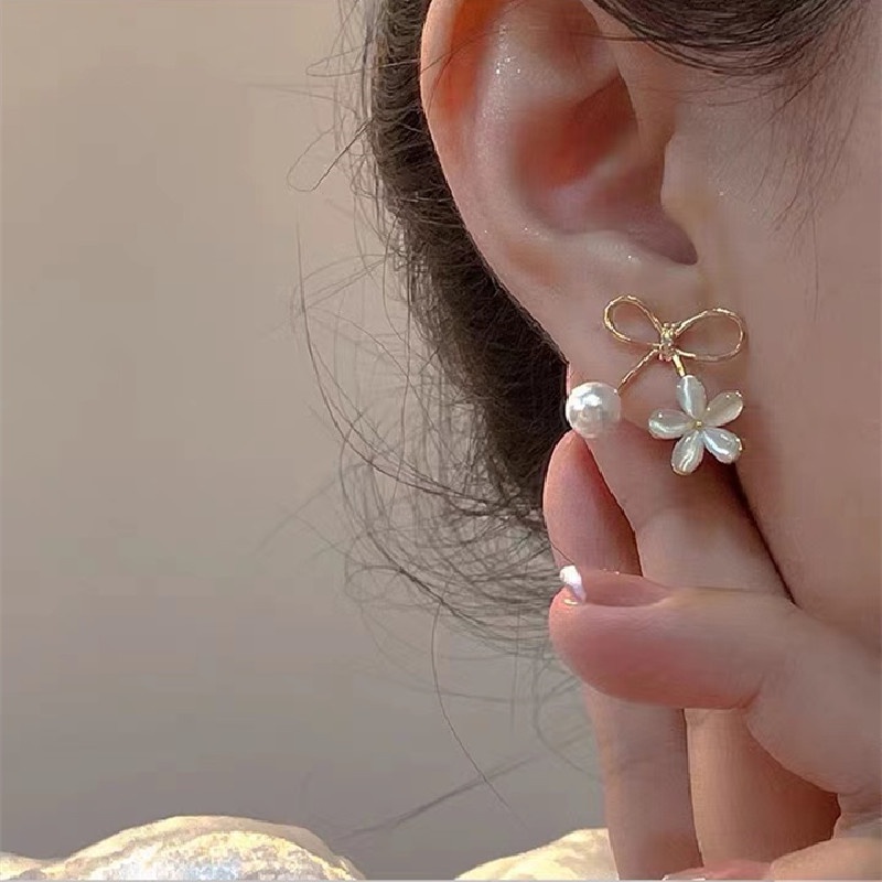 Anting Stud Desain Bunga Opal Mutiara Warna Emas Gaya Korea