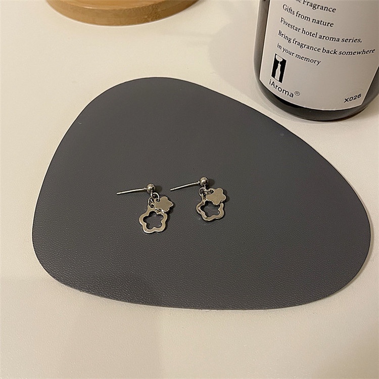 Anting Tusuk Motif Bunga Kecil Lucu Warna Silver Untuk Wanita