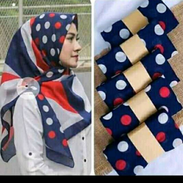 Hijab segi 4 Deenay kw fulkadot motif