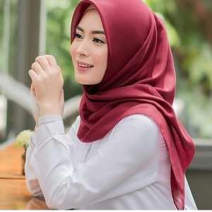 Hijab Segi Empat / Jilbab Segi Empat / Kerudung Segi Empat Polos - Merah Fanta