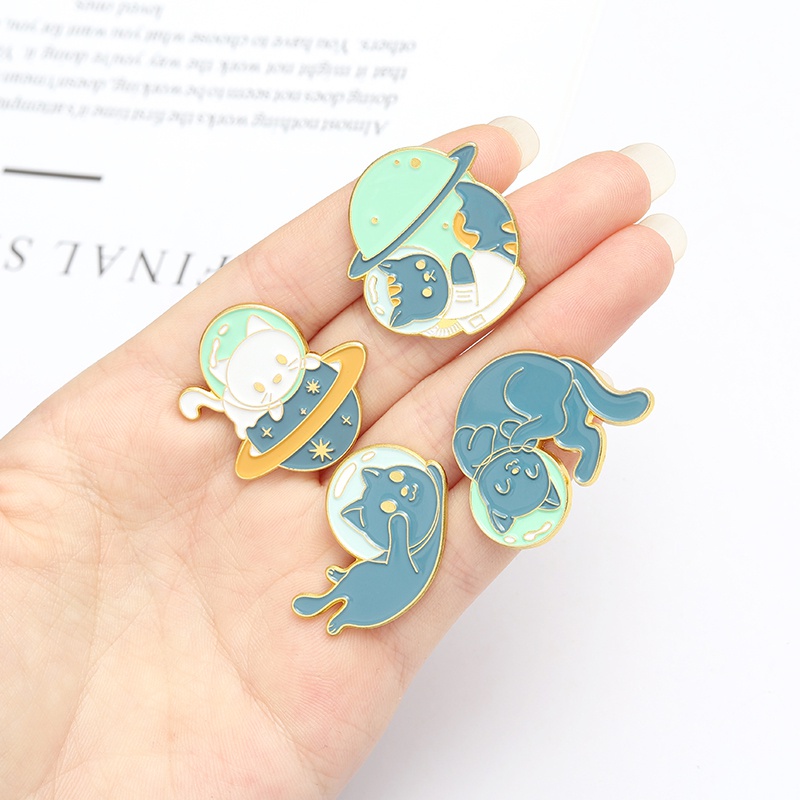 Bros Pin Enamel Bentuk Kartun Kucing Planet Astronot Untuk Hadiah Teman