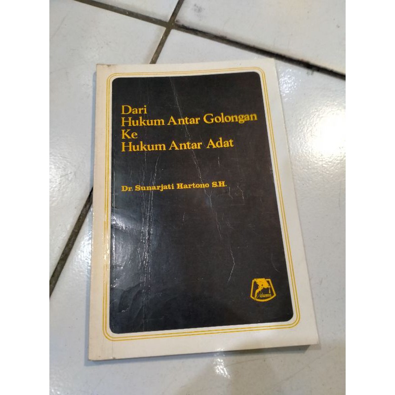 Foto Sampul Buku Dari Hukum Antar Golongan ke Hukum Antar Adat - Sunarjati Hartono