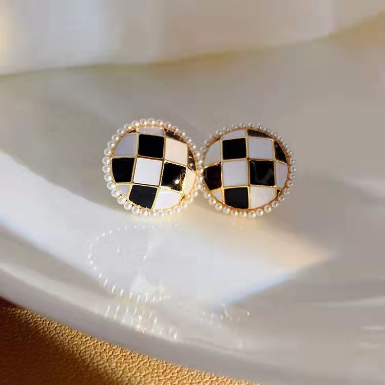 Anting Giwang Sterling Silver 925 Model Papan Catur Warna Hitam / Putih Dengan Mutiara Untuk Wanita