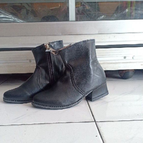 sepatu pendek hitam
