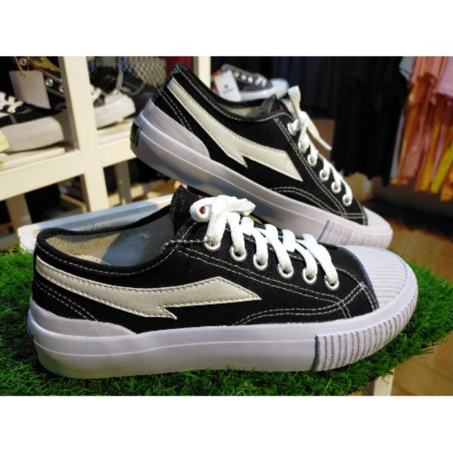 SEPATU PRIMEKEY LOW BLACK WHITE