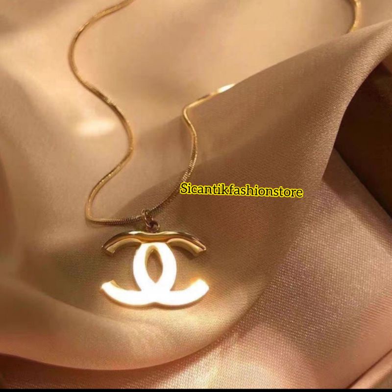 Kalung Titanium Liontin Chanelll  Warna Gold Rose GoldFashion Wanita Terlaris Anti Karat Tidak Luntur