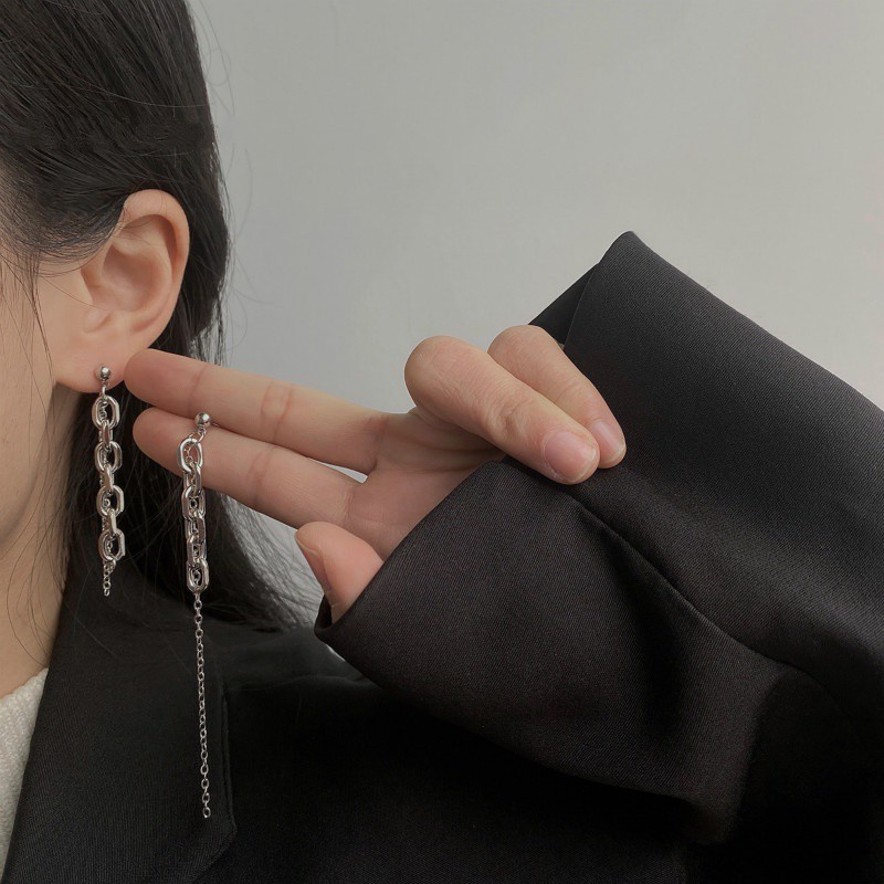 Anting Rantai Asimetris Model Simple Untuk Aksesoris