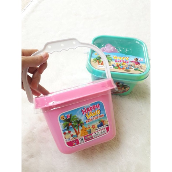 Mainan Anak Pasir Ajaib Kinetik let't play Happy Sand sh 1083 isi 250 gr Cetakan 4 Bentuk Pesawat Mobil Buaya Kapal Membantu Alat Bantu Belajar Edukasi Kreatifitas Anak Melatih Motorik Kemasan Ember Plastik Praktis Murah Cocok Untuk Kado Hadiah