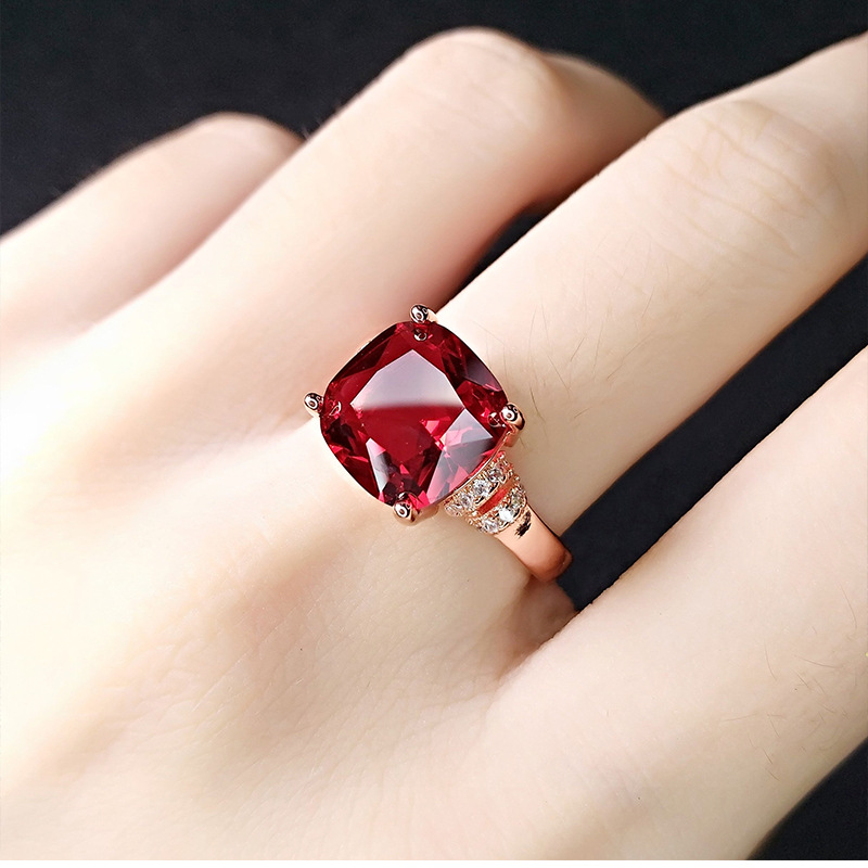 Cincin Rose Gold 18k Simple Dengan Emerald Untuk Wanita