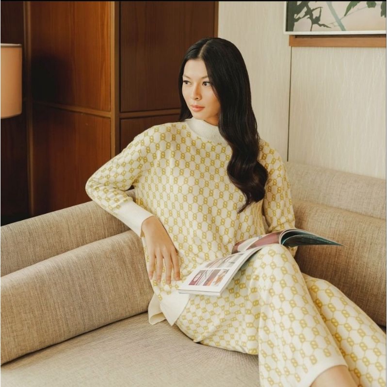 Comfy set Benang Jarum Buttonscarves one set.