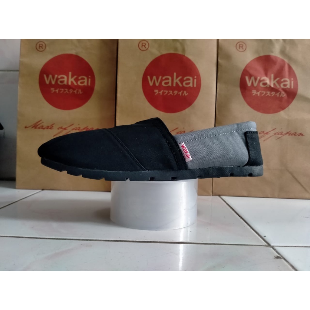 Wakai hitam abu sol hitam sepatu slip on untuk pria dan wanita label Vietnam anti slip