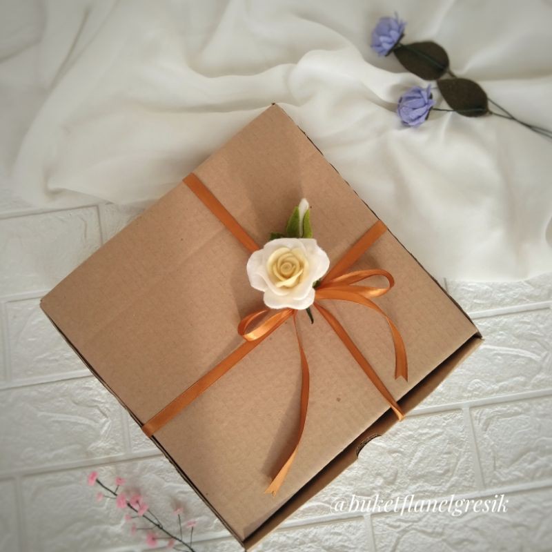 

Giftbox / Box Hadiah /Kado Ulang Tahun / Wedding gift / Kado Wisuda