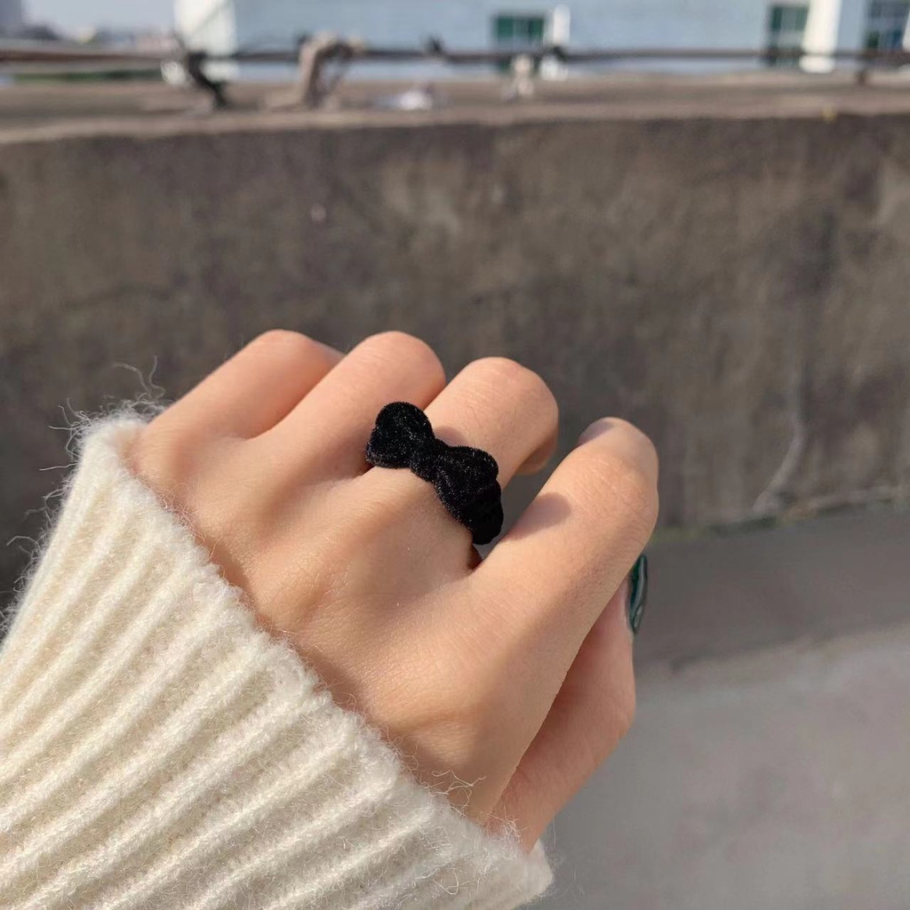 Cincin Model Terbuka Bahan Velvet Warna Hitam Merah Biru Gaya Vintage Untuk Wanita