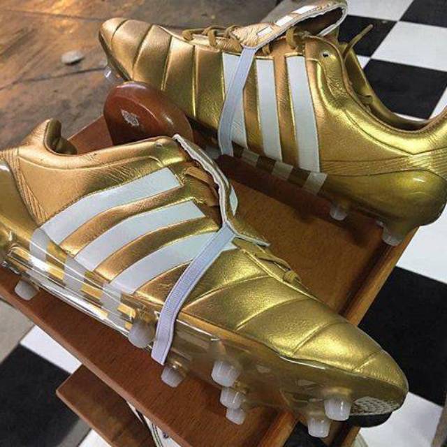 Sepatu soccer Adidas Predator mania 2017 Champagne gold