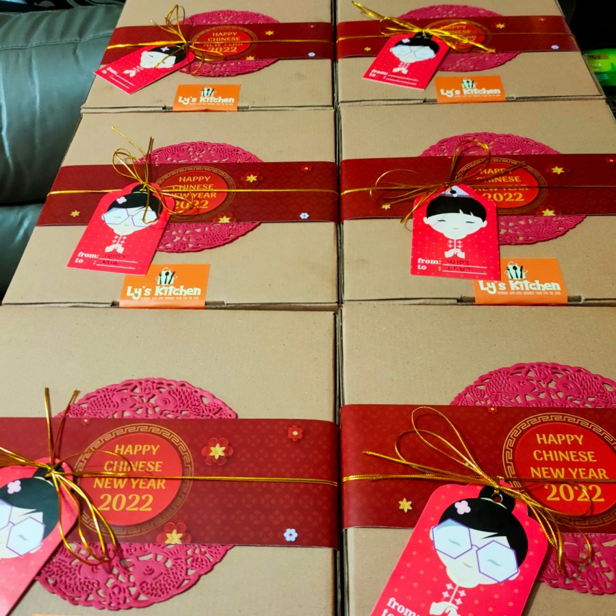 

CNY hampers crispy puff isi 10pcs campur