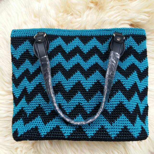 Tas Rajut Handmade Model Pola Rajut  Chevron/ Tapestry Warna Biru Tosca&Hitam Tali Pendek Not Dowa