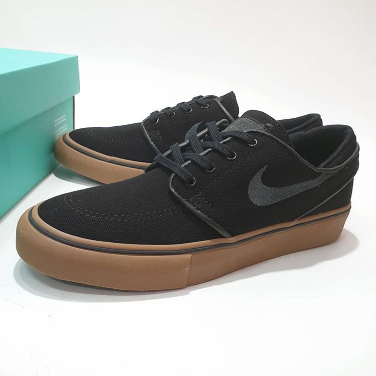 Nike stefan janoski black gum hotsell