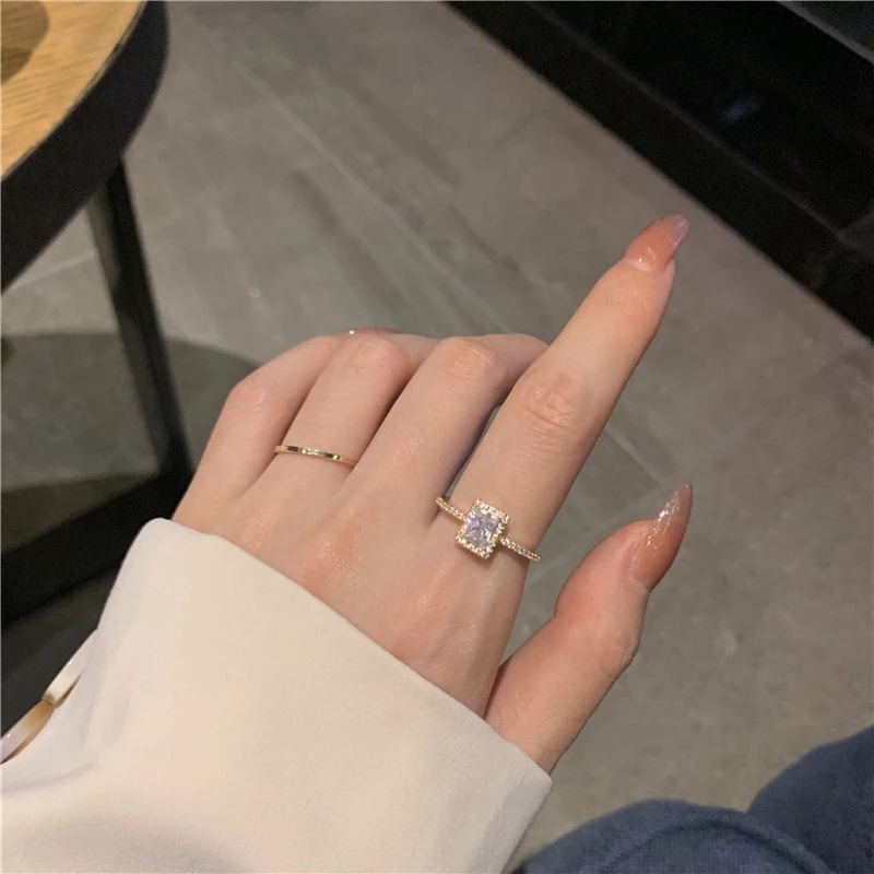 Cincin Wanita Model Terbuka Bentuk Kotak Hias Kristal Gaya Korea Adjustable Untuk Pesta / Hadiah