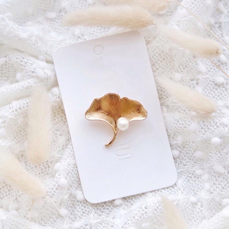 Brooch / bros cantik / bros jilbab / bros murah / bros murmer / bros love / bros geometri / Bros Mewah Bros Elegan Bros Hijab Bros Kebaya Bros Dada bros Tuspin Bros Pin Btrooch Korean Style Brooch AKsesories Jilbab Accessories BRS-B02 Bros Daily BZO-GOLD-DAUN PEARL