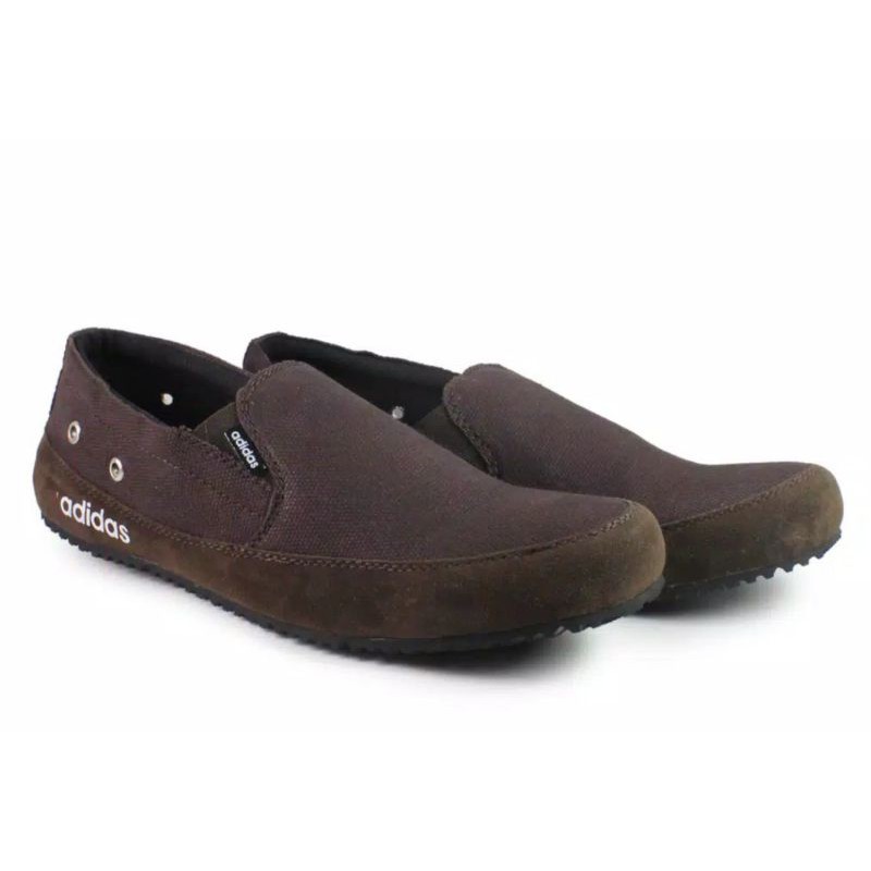 Sepatu slip on pria adidas