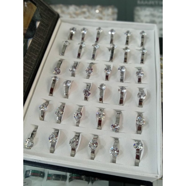 Cincin titanium silver denga mata zircon harga per box ya.