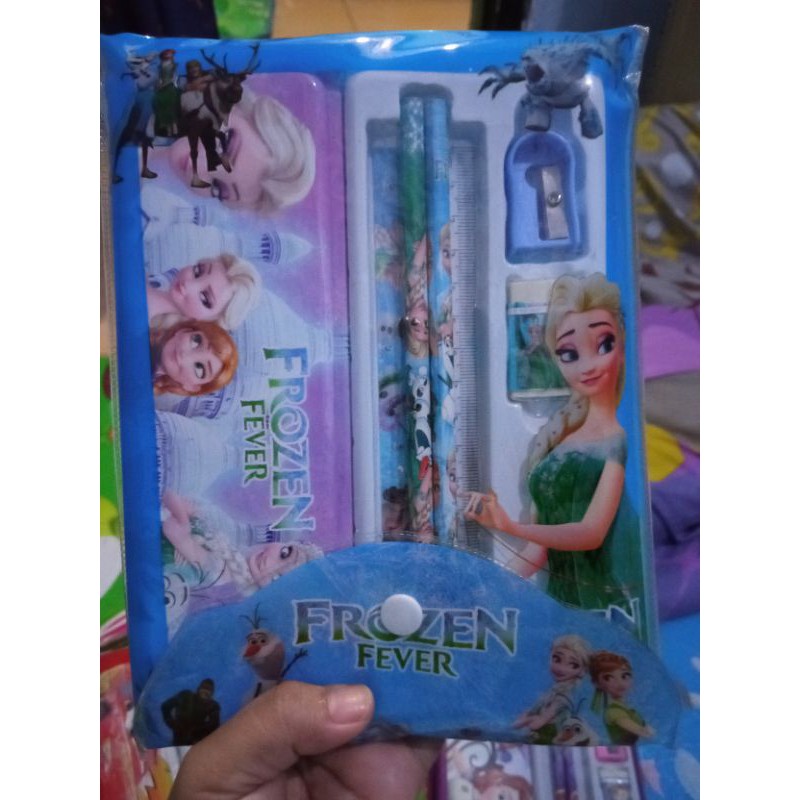 

Tempat pensil berkarakter