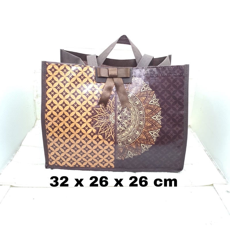 

Tas goodie bag 32 x 26 x 26 motif batik kawung