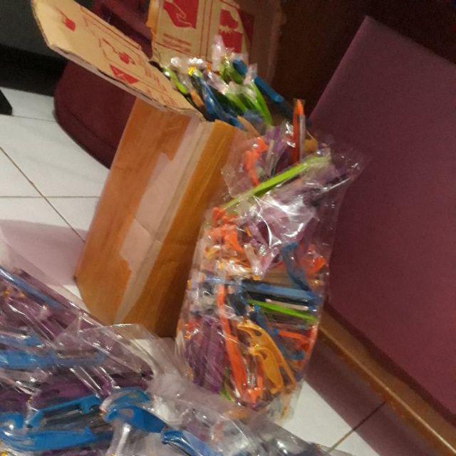 (isi 100pc) Souvenir Pernikahan Pengupas Buah Dan Sayur Pelangi Kemasan Platik (isi 100pc)