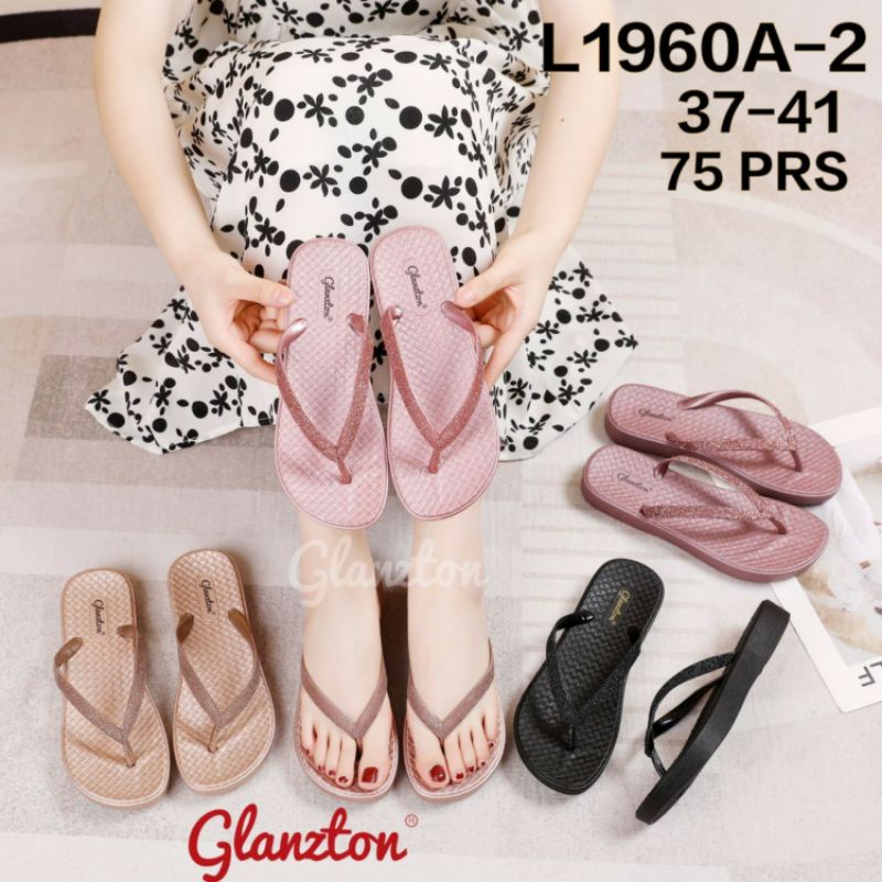 L1957A-1 Glanzton Wedges Motif Tikar 5cm &amp; 2,5cm Sandal Jepit Wanita Karet Jelly Gliter Tali Blink Glitter Glossy Model Kepang Kotak Anyaman Anyam Cantik Import Casual L1957 1957 L1957A L1895 Sendal Japit Impor Perempuan Cewek Glanston Glaston