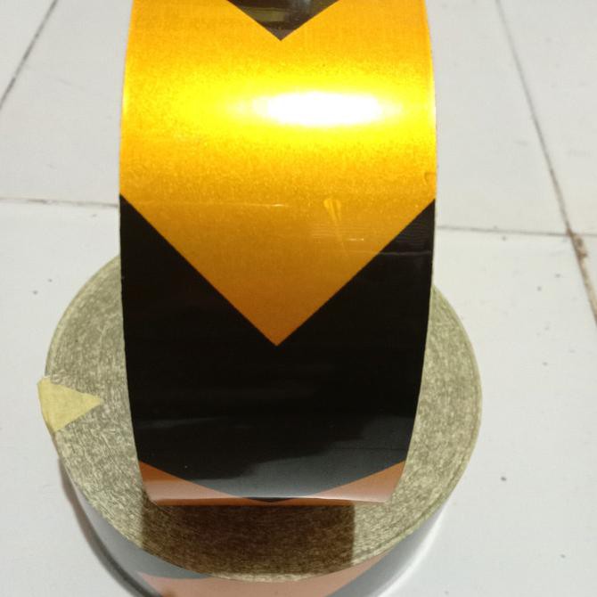 

STIKER REFLEKTIVE Panah Hitam kuning / STICKER TAPE 5 CM X 5 METER