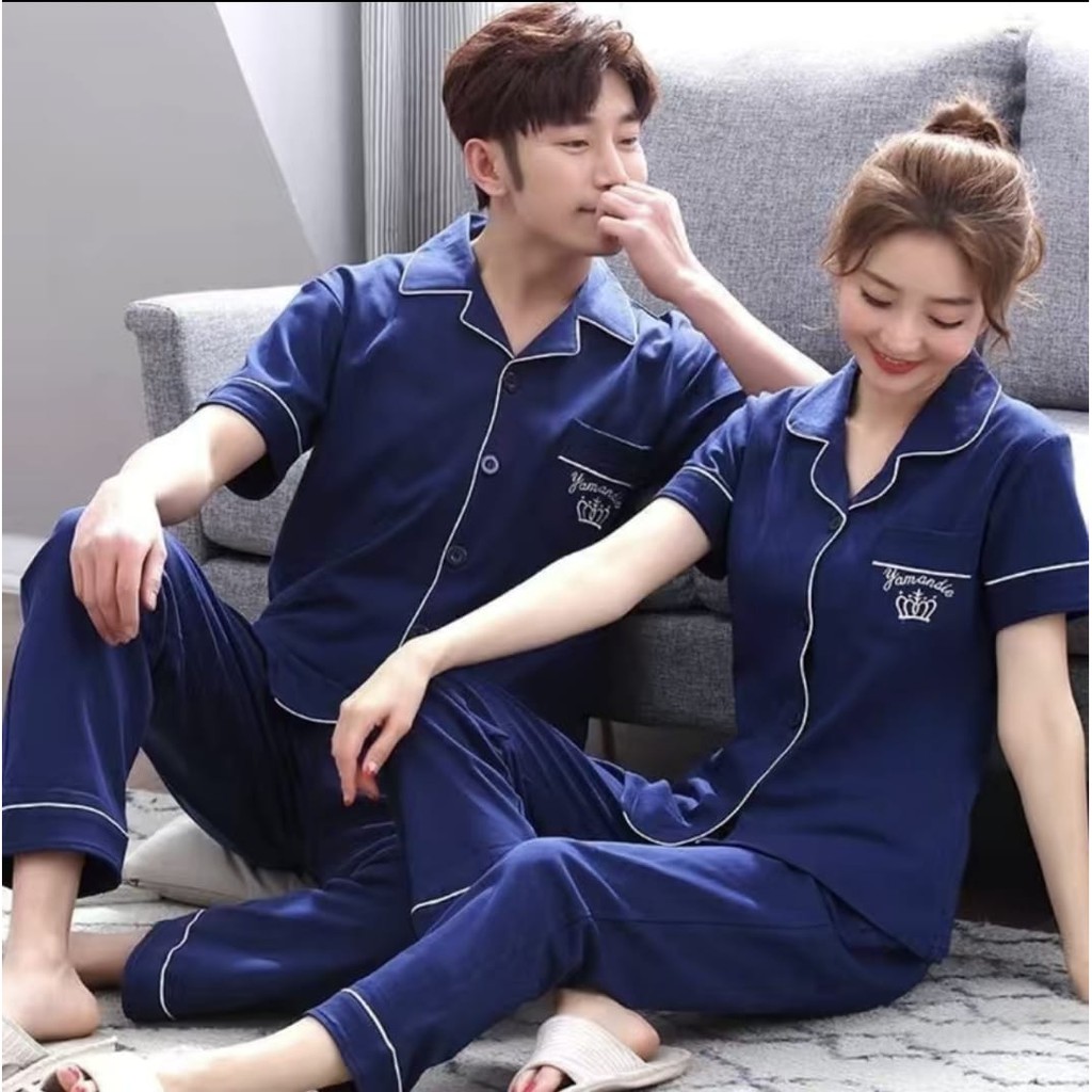 BAJU TIDUR PIYAMA CEWEK COWOK COUPLE CP KAOS TEBAL IMPORT BERKUALITAS MOTIF KRA KANCING LIMA LENGAN PENDEK SETELAN CELANA PANJANG WARNA PINK MERAH MUDA DAN BIRU NAVY TERBARU SIZE M-XXXL FIT TO 85KG