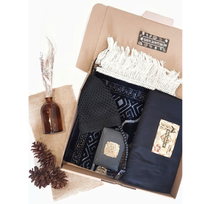 

HAMPERS BLACK SERIES/ KADO COWO/ PAKET ALAT SHOLAT COWO BLACK SERIES/ KADO ANNIVERSARY
