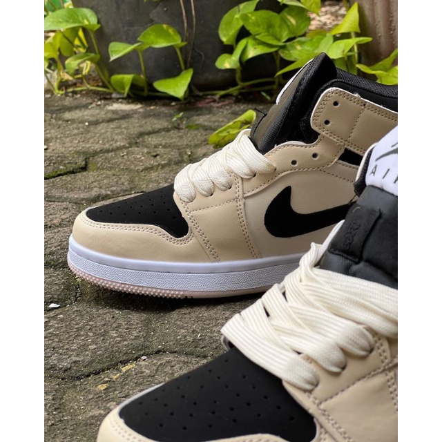 Sepatu • Air Jord 1 Mid Cream Black Kualitas Import