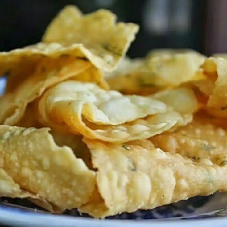 

KERIPIK PANGSIT BAWANG 250 GRAM